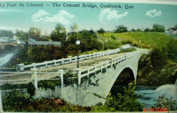 Ancien pont de la rue St-Paul aujourd'hui remplacé.
Surnommé le pont de ciment 