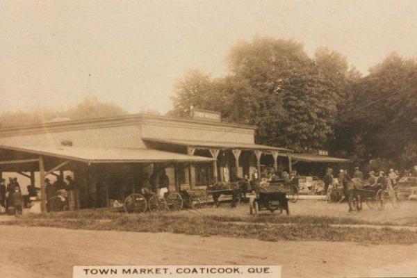 Marché public en 1882 ouvert 2 jours par semaine et accommodait 5 bouchers. Il se nommait Marché Central. Il était situé sur le site du Parc Chartier.