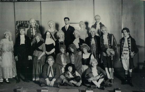 Troupe de théâtre vers 1930