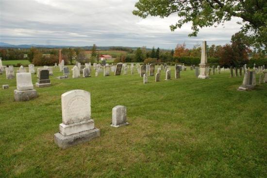 Le Barnston Pleasantview Cemetery regroupe, entre autres, des membres des premières familles de Barnston Corner. Manda Cushing, diacre de l’église baptiste, et les trois épouses qu’il a eues, Sally Heseltine, Patty Abbott et Dorothy Pickham, y sont inhumés. On peut y trouver la pierre tombale, qui date de 1840, du fabricant de meubles et mécanicien, Walter Buckland Sr, le chef d’une famille pionnière du canton de Barnston.
