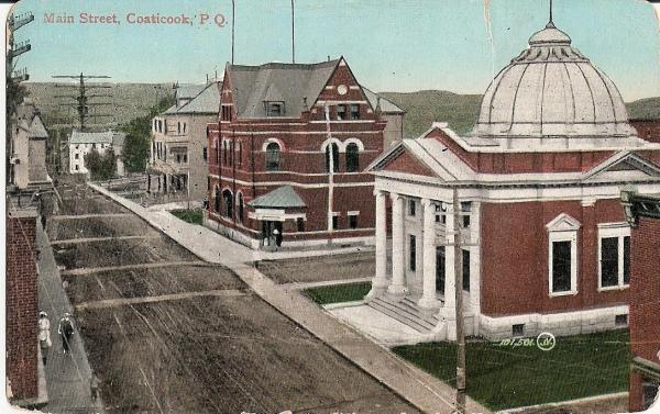 À droite, Banque Eastern Townships, aujourd'hui, Banque de Commerce
À gauche, bureau de poste, aujourd'hui Bibliothèque et Société d'Histoire