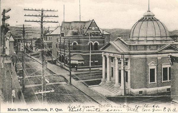 Bureau de poste à droite au fond avant l'ajout de la tour et de l'horloge en 1927.