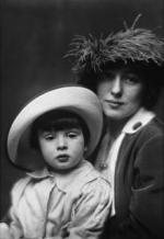 220pxevelyn_nesbit_and_son_by_arnold_genthe_1913.jpg