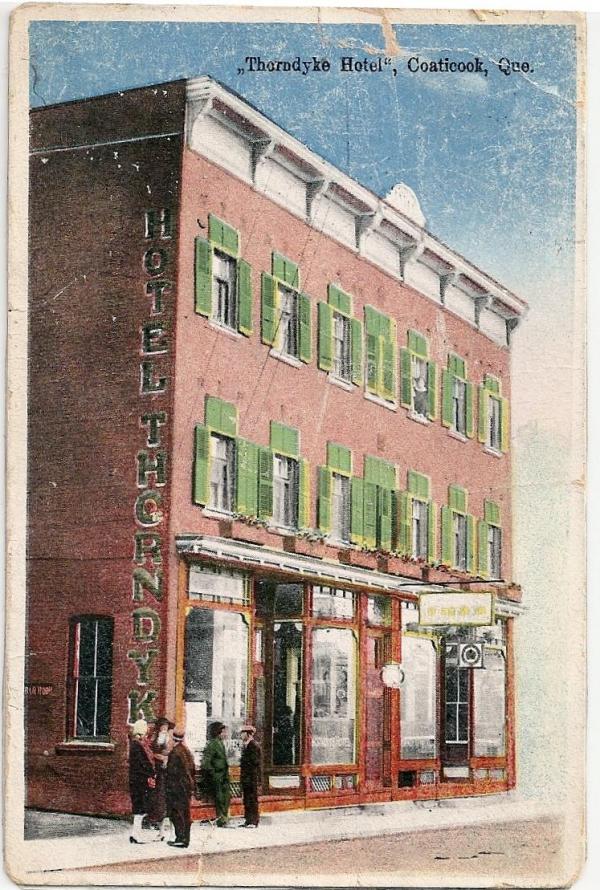 Dans les années 1880, on érige l'édifice qui abritait un magasin à rayons et la banque du peuple. En 1897, il fut racheté par Peter Gooley et converti en hôtel, l'hôtel Thorndyke. Il changera de nom en 1947 pour devenir l'hôtel Child. Il fut détruit par le feu en 1949 et reconstruit par la suite et porte le nom d'hôtel Child. Il ferme ses portes en 1971. Devenu l' emplacement du cabinet des notaires Gérin, Custeau et Francoeur.